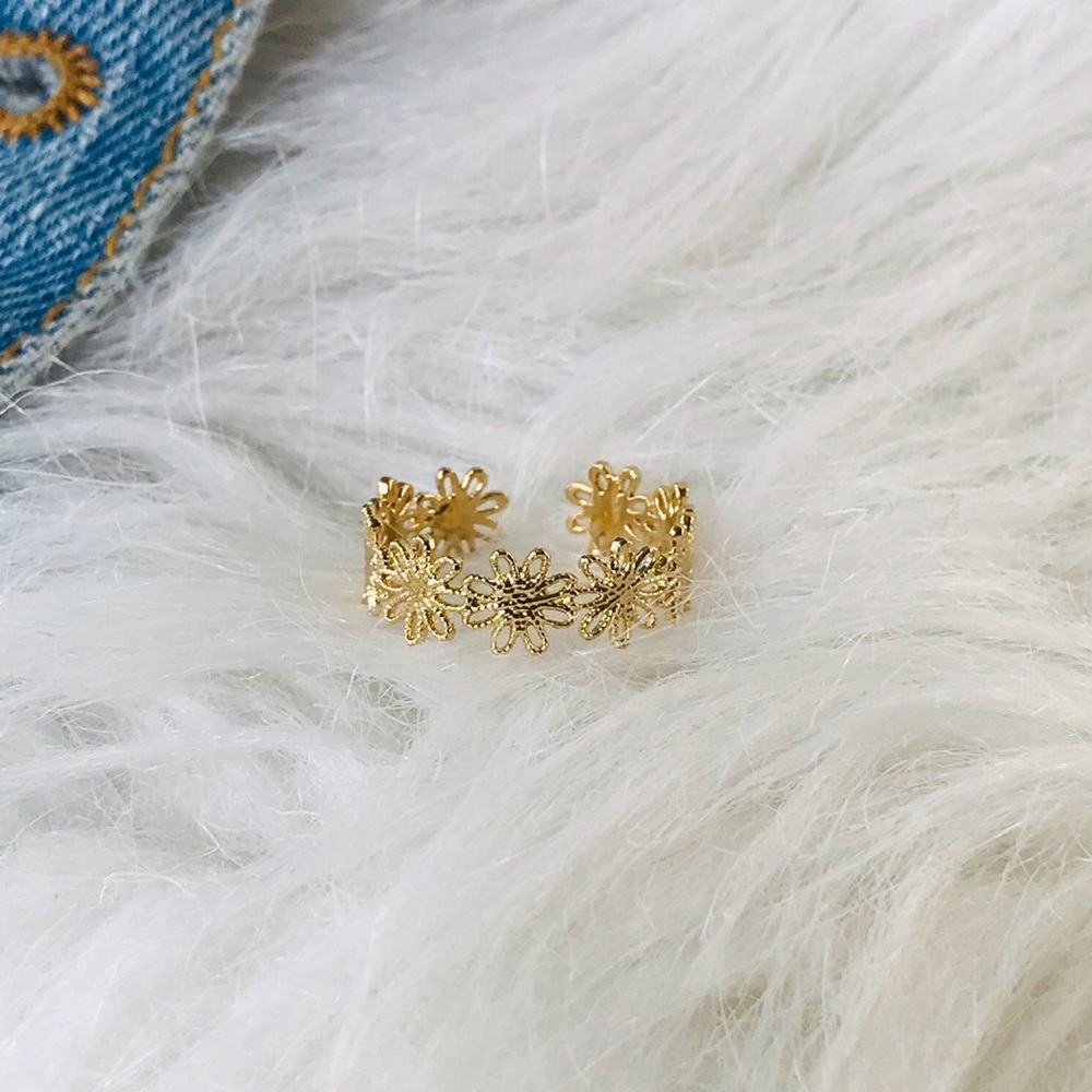 Gold flower etched ring